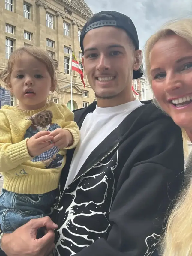 5 Potret Brigitte Hubner momong Kamari anak Jennifer Coppen, kedekatannya bak nenek dan cucu 