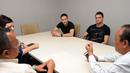 Dua pemain asing Persija Jakarta, Martin Vunk (kiri - menghadap lensa) dan Yevgeni Kabayev berdiskusi dengan awak redaksi Liputan6.com, Jakarta (10/12/2014). (Liputan6.com/Helmi Fithriansyah) 