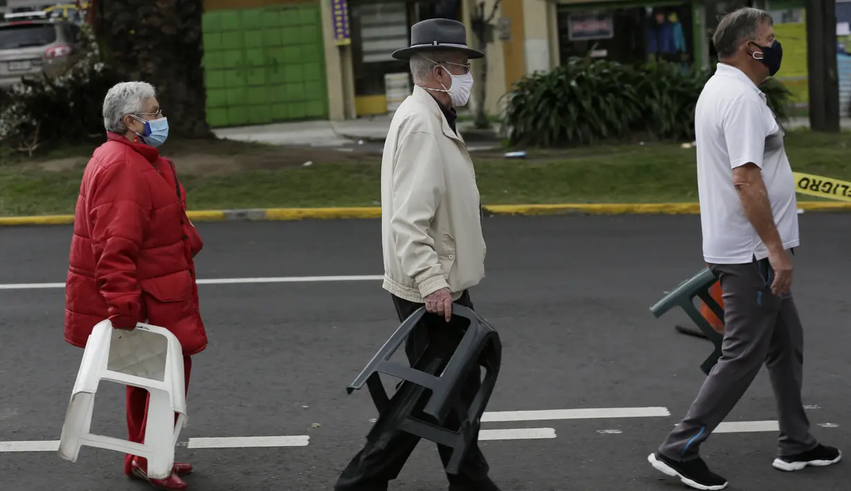 Pensiunan harus antre panjang menunggu disuntik vaksin Covid-19 di luar pusat vaksinasi Social Security Institute di Quito, Ekuador, Kamis (6/5/2021). Para lansia dan pendampingnya menunggu berjam-jam untuk divaksinasi. (AP Photo/Dolores Ochoa)