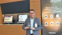Pelaksana Tugas Direktur Utama Bank Muamalat Hery Syafril memegang plakat penghargaan TEMPO Financial Award (TFA) 2022. Pionir bank syariah di Tanah Air ini meraih penghargaan The Best Bank in Digital Services. (Dok Bank Muamalat)