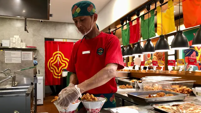 Proses penyajian Chicken Crispy Classic Ramen di Jakarta 2024