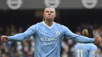 Baru menjalani musim kedua bersama Manchester City, Erling Haaland telah mencetak 50 gol bagi The Citizens dan menjadi pemain tercepat dalam sejarah Premier League yang mampu mencetak 50 gol hanya dalam 48 laga. Gol ke-50 striker asal Norwegia itu dicetak saat Manchester City ditahan imbang 1-1 oleh sang tamu, Liverpool pada pekan ke-13 Liga Inggris 2023/2024 di Etihad Stadium, Sabtu (25/11/2023). Gol Erling Haaland yang tercipta pada menit ke-27 mampu dibalas Liverpool melalui gol Trent-Alexander Arnold pada menit ke-80. (AP Photo/Rui Vieira)