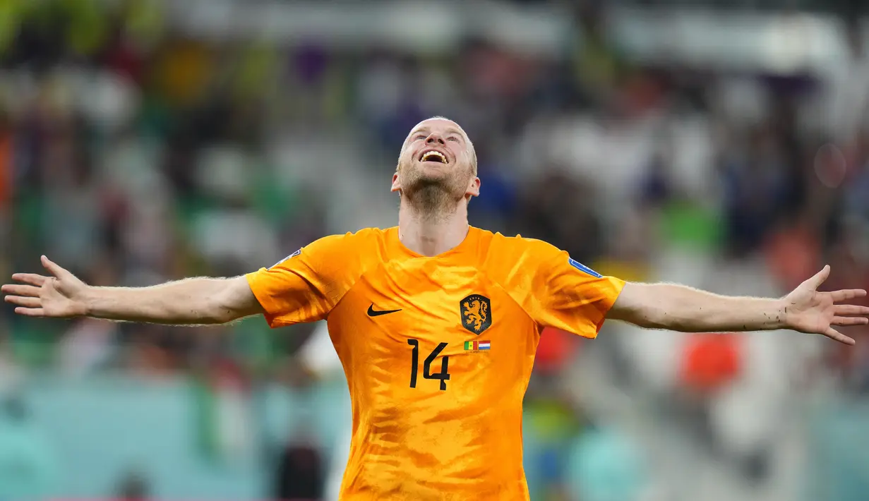 <p>Gelandang Belanda, Davy Klaassen melakukan selebrasi setelah mencetak gol pembuka ke gawang Senegal pada pertandingan grup A Piala Dunia 2022 Qatar di Stadion Al Thumama di Doha, Qatar, Senin (21/11/2022). Kemenangan ini membuat Belanda sementara memuncaki klasemen Grup A, satu tingkat di atas Ekuador yang sehari sebelumnya menundukkan tuan rumah Qatar dengan skor serupa, 2-0. (AP Photo/Petr David Josek)</p>
