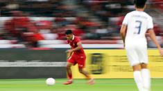 Pemain Timnas Indonesia,&nbsp;Asnawi Mangkualam berlari menggiring bola dibayangi pemain Timnas Kamboja dalam laga Grup A Piala AFF 2022 di Stadion Utama Gelora Bung Karno, (SUGBK), Jumat (23/12/2022). (Bola.com/Bagaskara Lazuardi)