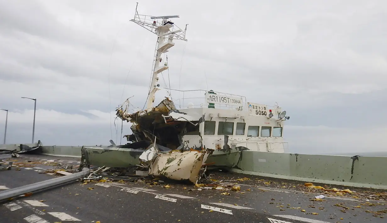 Kapal tanker saat menabrak jembatan yang menghubungkan ke Bandara Internasional Kansai akibat hantaman angin topan jebi di kota Izumisano, Osaka, (4/9). Topan Jebi yang melanda Jepang kali ini yang terkuat selama 25 tahun terakhir. (AFP Photo/Jiji Press)