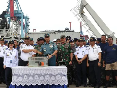 Kapushidrosal Laksda TNI Harjo Susmoro menyerahkan black box bagian Cockpit Voice Recorder (CVR) pesawat Lion Air JT 610 kepada Ketua KNKT Soerjanto Tjahjono di Pelabuhan Tanjung Priok, Jakarta, Senin (14/1). (Liputan6.com/Immanuel Antonius)