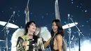 Penyanyi Luke Spiller of The Struts (kiri) bernyanyi bersama model Adriana Lima (kanan) saat tampil di panggung Victoria's Secret Fashion Show 2018 di Pier 94, New York, AS, Kamis (8/11). (Photo by Evan Agostini/Invision/AP)