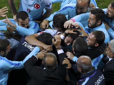Pemain Turkey, Ozan Tufan menangis saat merayakan gol kedua ke gawang Republik Ceska pada lanjutan grup D Euro Cup 2016 di Stadion Bollaert-Delelis, Lens (22/6/2016) dini hari WIB.  (REUTERS/Benoit Tessier)