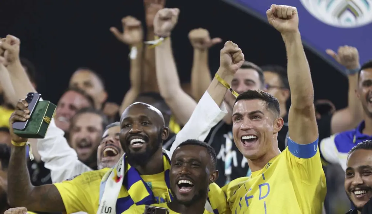 Pemain Al Nassr, Cristiano Ronaldo, merayakan keberhasilan menjadi juara Liga Champions Arab 2023 di King Fahd Stadium, Taif, Sabtu (12/8/2023). (AP Photo/Samah Zidan)