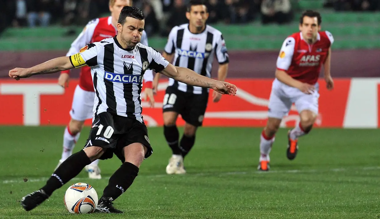 Legenda Udinese, Antonio Di Natale merupakan seorang pencetak gol terbanyak keenam dalam sejarah Liga Italia, dengan mengoleksi 191 gol. Mengejutkannya, Di Natale termasuk salah satu pemain dengan catatan paling sering gagal melakukan tendangan penalti, yaitu sebanyak 14 kali. (AFP/Simone Ferraro)