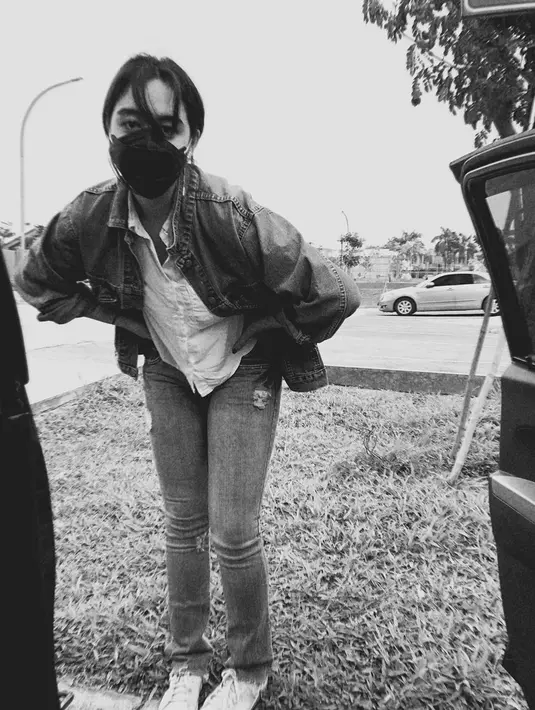 Meski menutup wajahnya dengan masker dan tatanan rambutnya tidak rapi karena diterbangkan angin, tak mengurangi kecantikan artis muda yang diketahui keturunan Iran dan Kanada ini. Tampil boyish dengan denim dan sepatu kets, penampilan Yasamin Jasem makin keren. (Liputan6.com/IG/@yasaminjasem)