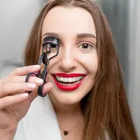 Ilustrasi penjepit bulu mata. (Foto: shutterstock)