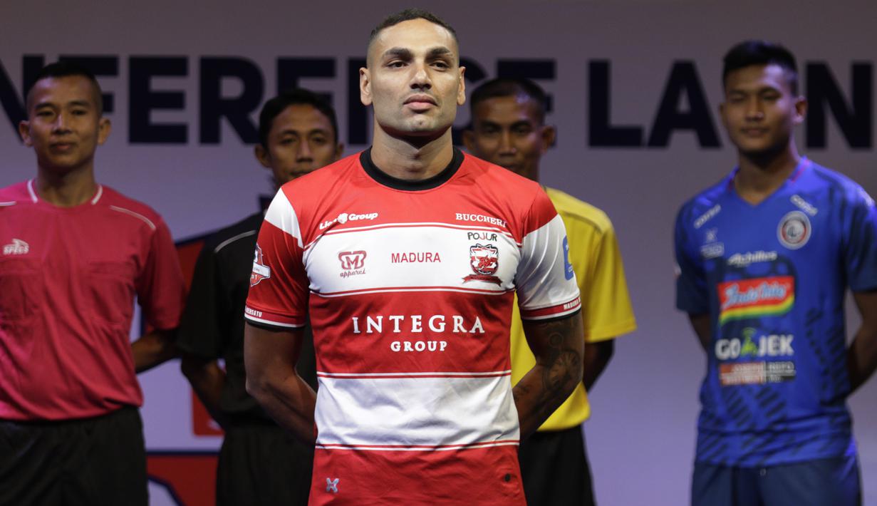 Bek Madura United, Jaime Xavier, berpose saat Peluncuran Shopee Liga 1 di SCTV Tower, Jakarta, Senin (13/5). Sebanyak 18 klub akan bertanding pada Liga 1 mulai tanggal 15 Mei. (Bola.com/Vitalis Yogi Trisna)