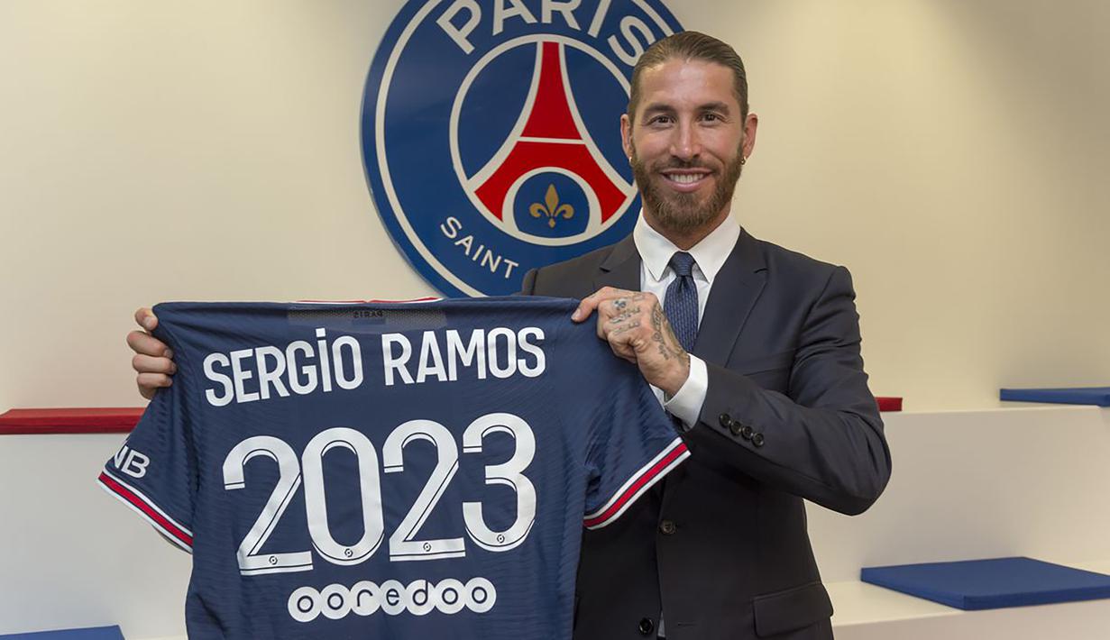 Sergio Ramos. Bek berusia 35 tahun ini telah 16 musim memperkuat Real Madrid dan sejatinya berpeluang menjadi legenda. Namun akibat tak juga mencapai titik temu dengan manajemen, Sergio Ramos memilih hijrah ke PSG dengan status bebas transfer. Ia dikontrak selama 2 musim. (Foto: psg.fr)