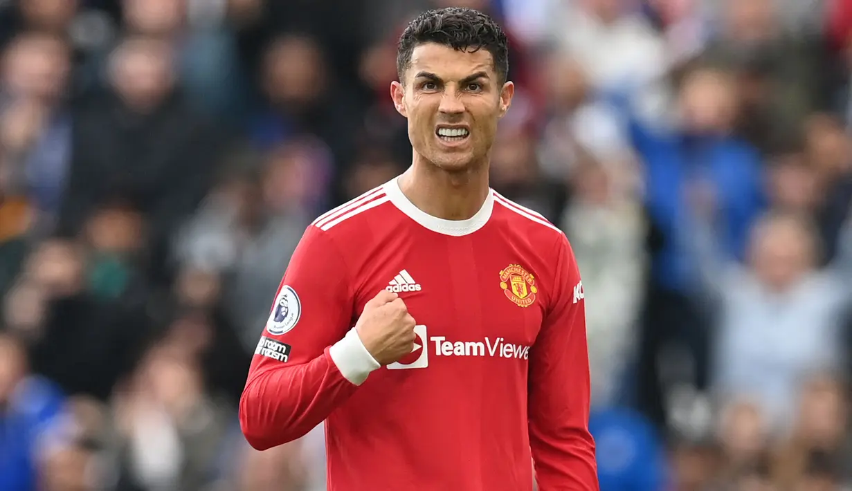 Cristiano Ronaldo mengalami penurunan nilai pasar sebesar 10 juta euro atau setara 161 miliar rupiah. Meski masih tampil tajam, faktor umur diduga sebagai penyebab utama nilai pasarnya turun. Musim ini, Ronaldo telah mencetak 13 gol dan 2 assist untuk Manchester United. (AFP/Paul Ellis)