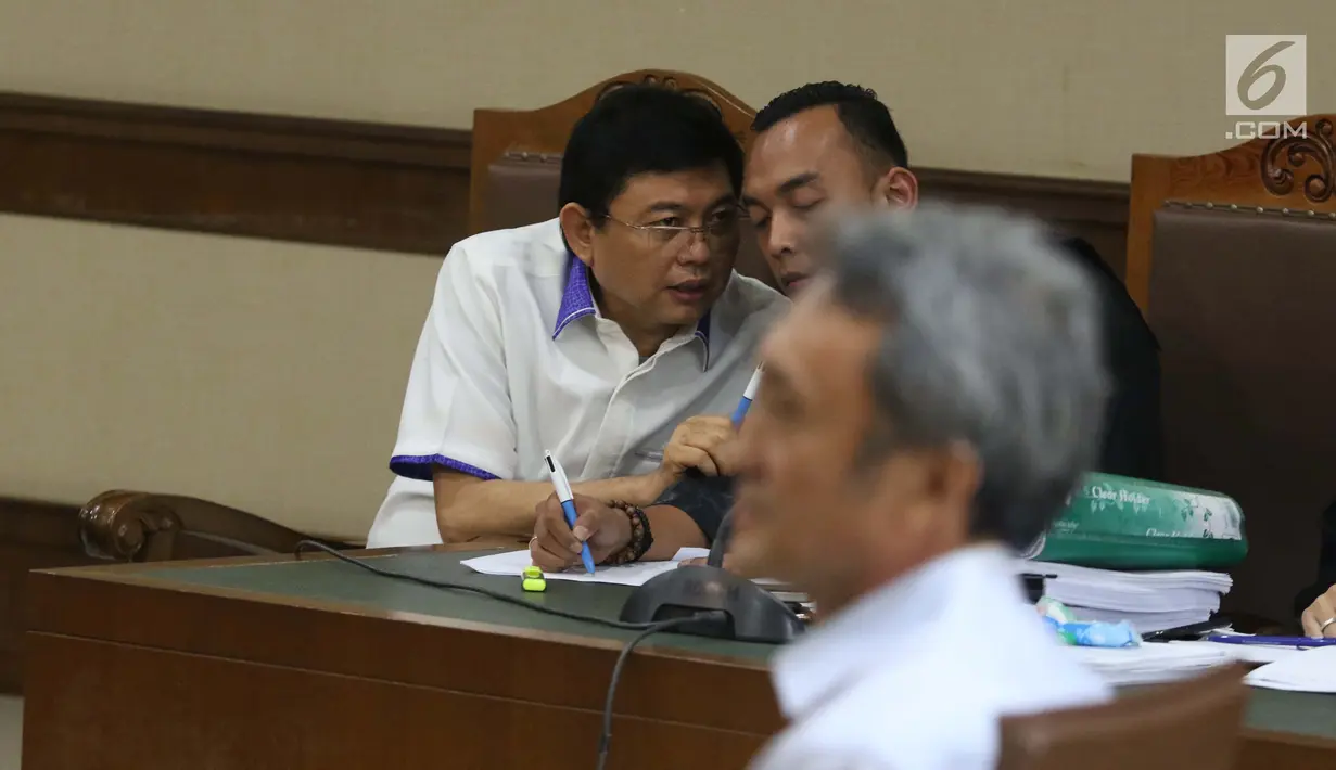 Terdakwa dugaan menghalangi proses penyidikan KPK, Lucas (kiri) saat menjalani sidang lanjutan di Pengadilan Tipikor, Jakarta, Kamis (17/1). Sidang mendengar keterangan dua orang saksi, salah satunya Eddy Sindoro. (Liputan6.com/Helmi Fithriansyah)