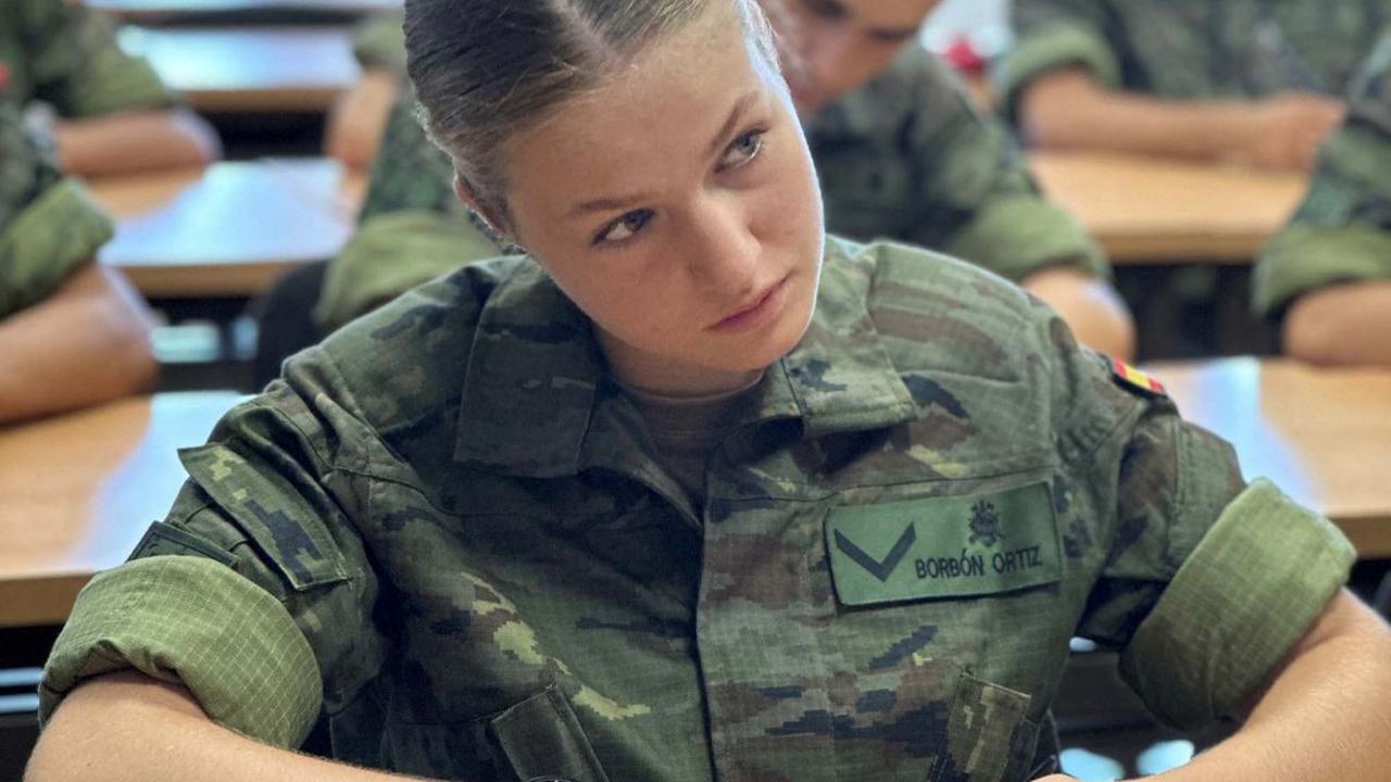 Putri Mahkota Spanyol, Leonor baru saja memulai akademi militer. Putri Raja Spanyol Felipe VI dan Ratu Letizia itu akan menjalani pelatihan militer selama tiga tahun. <br><br>Istana Spanyol pun merilis sejumlah foto Putri Leonor ketika hari pertama menj