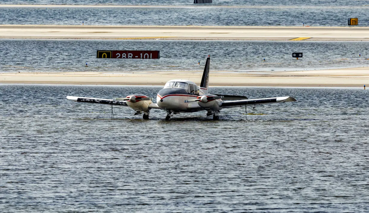 Layanan Cuaca Nasional mengeluarkan darurat banjir bandang untuk Fort Lauderdale dan daerah lain akan mengalami dini hari Kamis karena kemungkinan badai petir berlanjut di seluruh wilayah, memperingatkan: “Ini adalah situasi yang mengancam jiwa. Cari tempat yang lebih tinggi sekarang!”. (David Santiago/Miami Herald via AP)