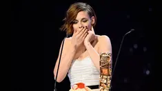 Ekspresi Kristen Stewart saat meraih gelar sebagai Aktris pendukung terbaik pada film, `Sils Maria` (Clouds of Sils Maria) dalam ajang Cesar Awards ke-40 di Paris, Perancis, (20/2/2015). (AFP PHOTO/BERTRAND GUAY)