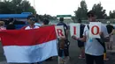 Warga Indonesia di Budapest, Hikmat Rijadi, bersama anak dan rekannya, Agus, memberikan dukungan untuk pebalap asal Indonesia, Rio Haryanto. (Bola.com/Reza Khomaini)