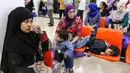 WNI menunggu verifikasi data TKI dari petugas BP3TKI Serang di Bandara Soekarno Hatta, Tangerang, Sabtu (10/06). Program Amnesti bagi WNA yang melanggar aturan diberlakukan sejak 29 Maret 2017. (Liputan6.com/Fery Pradolo)