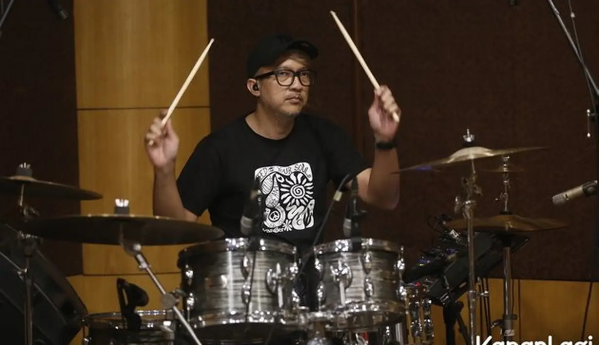 "Mungkin yang di bagian Jakarta belum, belum semua. Jadi mungkin pick-nya ini di 2 Agustus biar seru warga Jakarta bisa berkumpul gitu. Untuk berbagi nostalgia," tambah Sammy Simorangkir. Kerispatih Latihan Bareng Sammy Simorangkir untuk Konser Gen-P Generasi Pesta, Rabu (19/7/2023).