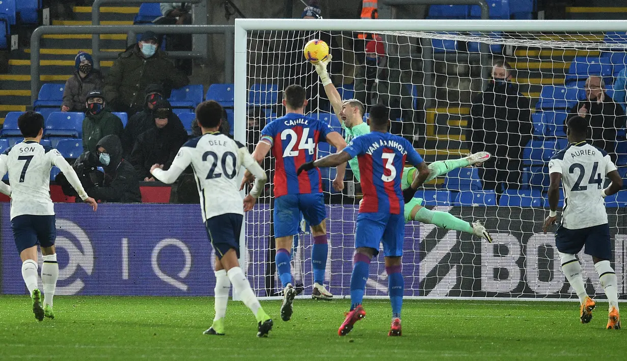 Kiper Crystal Palace, Vicente Guaita, menepis bola hasil tendangan bebas bek Tottenham Hotspur, Eric Dier, dalam laga lanjutan Liga Inggris 2020/21 pekan ke-12 di Selhurst Park Stadium, Minggu (13/12/2020). Palace bermain imbang 1-1 dengan Tottenham. (AFP/Glyn Kirk/Pool)
