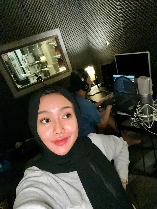 Bunyamin, Kepala KUA Cilandak menegaskan kalau keduanya mengirim orang untuk memberitahukan kalau pernikahan diundur. (instagram/cita_citata)