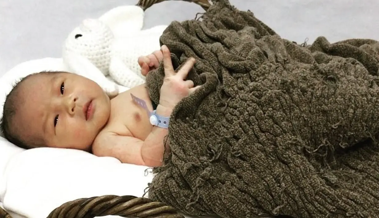 Belum genap satu bulan Nord Kiano Julian lahir, namun parasnya sudah selalu dirindukan publik. Lewat akun Instagram Kiano, baik Jevin dan Rinni selalu membagikan pose menggemaskan anaknya ini. (Instagram/nordkiano)