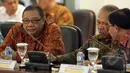 Menteri Koperasi dan UKM, AAGN Puspayoga (kiri) bersamaa Menteri PU dan Perumahan Rakyat Basuki, Hadimuljono saat Sidang Kabinet Paripurna di Kantor Presiden, Istana Kepresidenan, Jakarta, Rabu (4/2/2015). (Liputan6.com/Faizal Fanani)