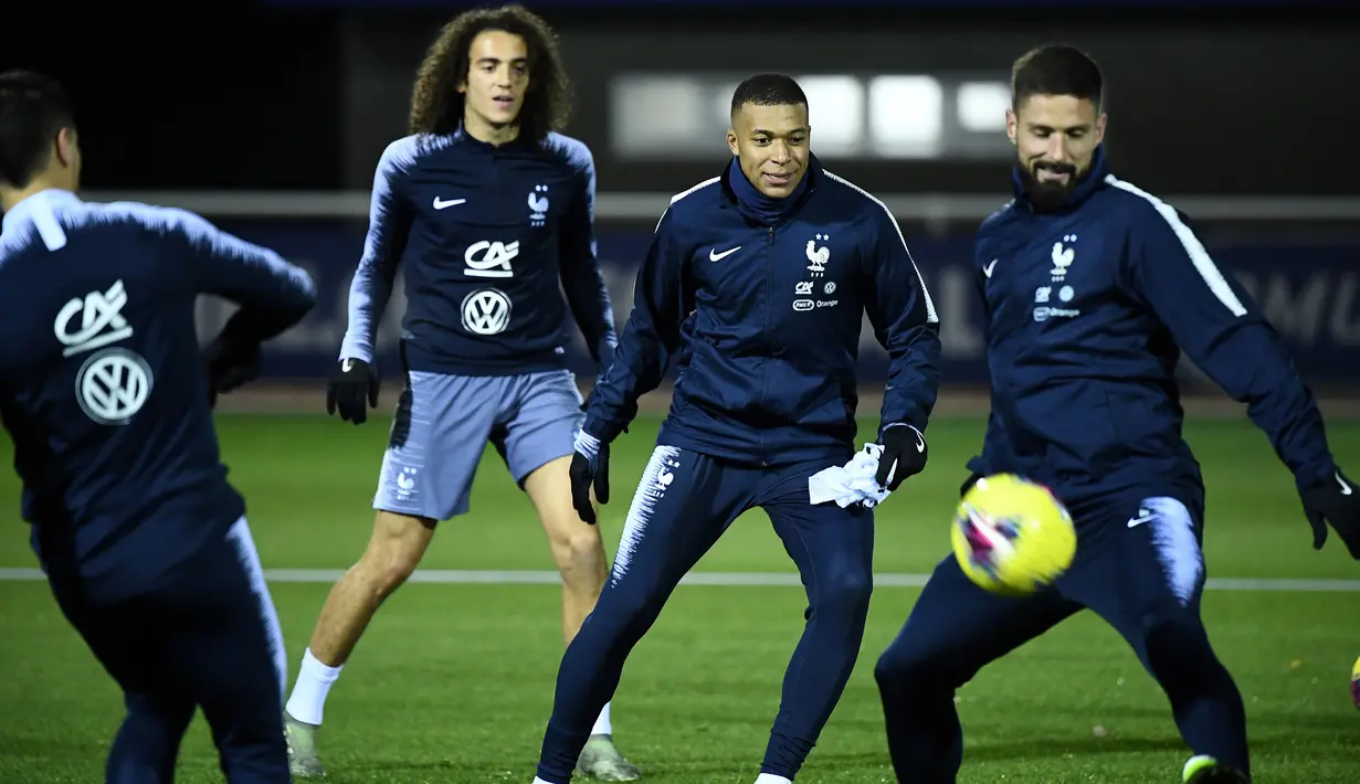 Pemain Prancis Kylian Mbappe (tengah) bersama Olivier Giroud (kanan) dan Matteo Guendouzi saat sesi latihan jelang menghadapi Moldova dan Albania pada babak kualifikasi Grup H Piala Eropa 2020 di Clairefontaine-en-Yvelines, Prancis, Selasa (12/11/2019). (FRANCK FIFE/AFP)