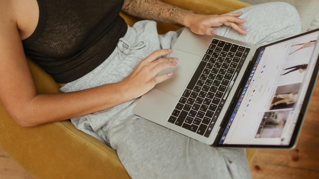 Perempuan menjadi paling FOMO dalam belanja online