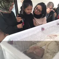 Seketika suasana haru semakin terasa di rumah duka RS Fatmawati, Jakarta Selatan, saat suara sirine mobil ambulan terdengar yang menandakan Jenazah Yana Zein juga tiba di rumah duka. (Fathan Rangkuti/Bintang.com)