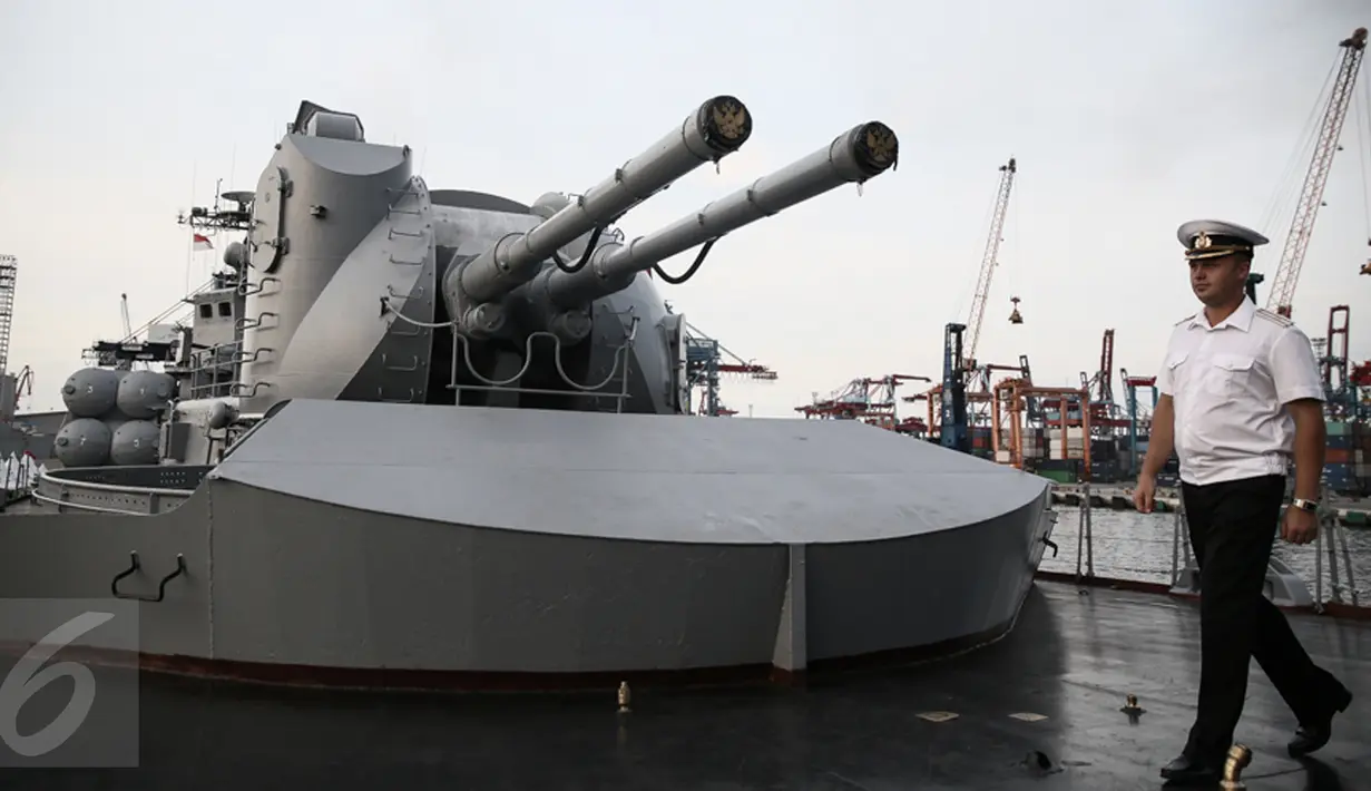 Persenjataan The Destroyer Bystriy atau Kapal perang penghancur Bystriy milik Rusia bersandar di Pelabuhan Tanjung Priok, Jakarta, Senin (28/12/2015). Kunjungan kapal ini dalam lingkup kerjasama militer Indonesia-Rusia. (Liputan6.com/Faizal Fanani)
