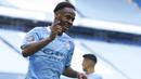 Pemain Manchester City, Raheem Sterling, melakukan selebrasi usai mencetak gol ke gawang Norwich City pada laga Premier League di Stadion Etihad, Minggu (26/7/2020). Manchester City menang dengan skor 5-0. (AP Photo/Dave Thompson, Pool)