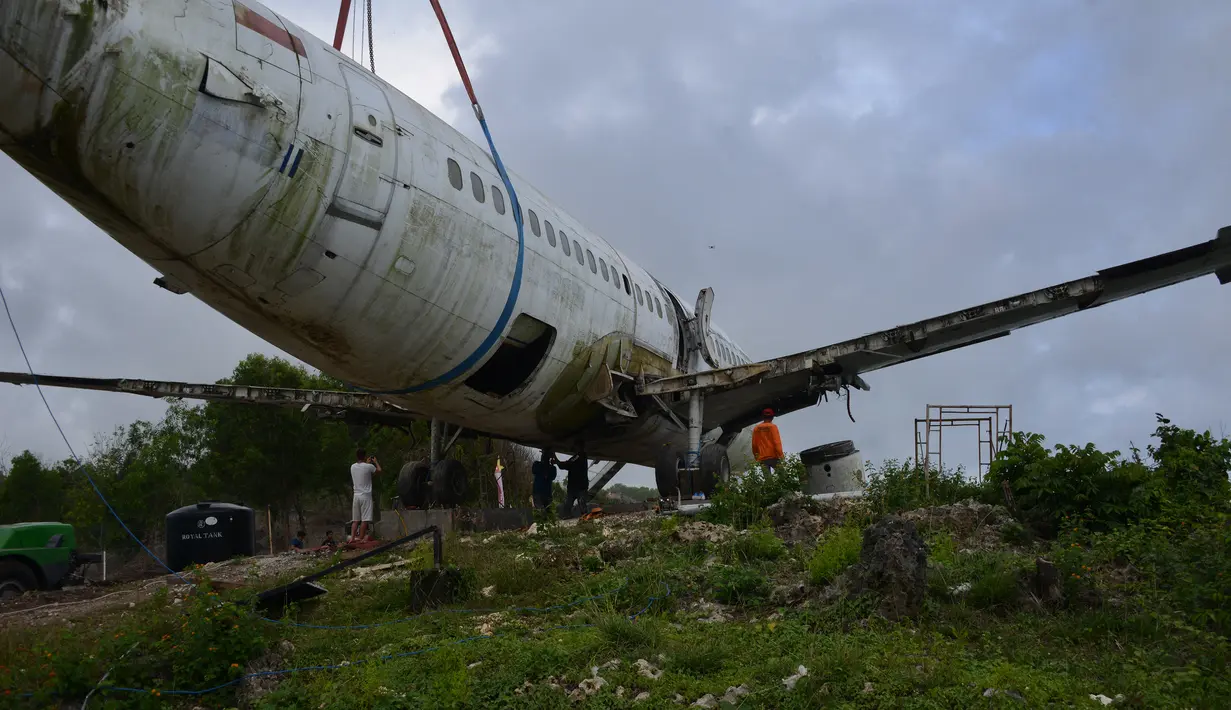 Pesawat Boeing bekas ditempatkan di tebing tepi laut untuk memikat wisatawan dan diubah menjadi sebuah vila di dekat pantai Nyang-Nyang di Kabupaten Uluwatu Badung, di pulau resor Indonesia Bali (14/9/2021). (AFP/Sony Tumbelaka)