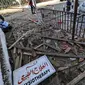 Orang-orang mencari di antara puing-puing di luar lokasi rumah sakit Ahli Arab di pusat kota Gaza pada tanggal 18 Oktober 2023. (MAHMUD HAMS/AFP)