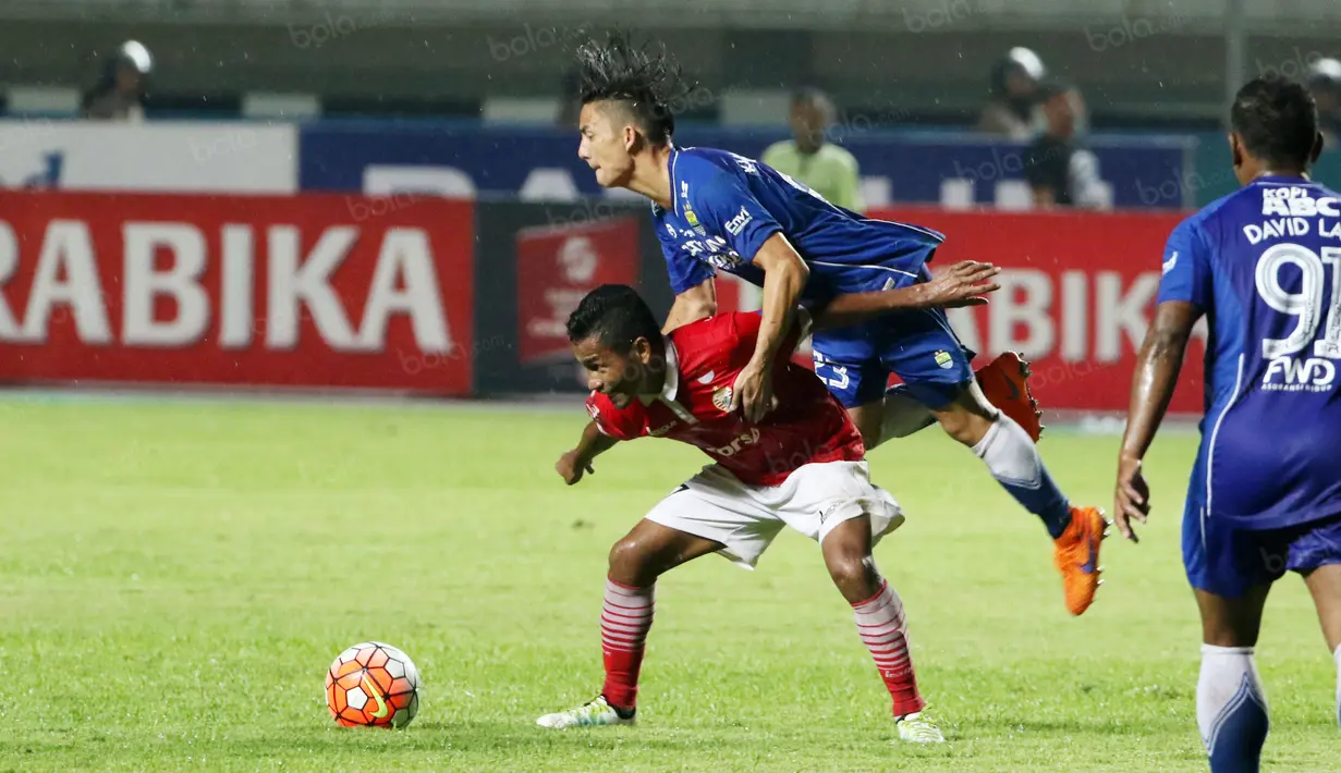 Pemain Persija, Ramdani Lestaluhu berebut bola dengan pemain Persib Bandung, Kim Kurniawan pada laga Torabika SC 2016 di Stadion Gelora Bandung Lautan Api, Bandung, Sabtu (16/7/2016). (Bola.com/Nicklas Hanoatubun)