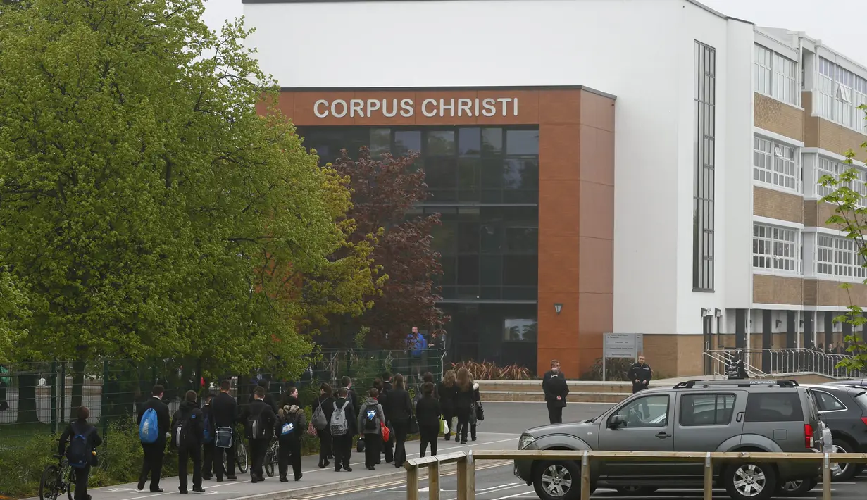 Peristiwa terjadi pada Senin (28/04/2014) saat Anne yang juga kepala sekolah di Corpus Christi Catholic College sedang mengajar di kelas. Ia ditikam lehernya dari belakang, Selasa (29/04/2014) (Reuters/Darren Staples).