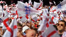 Suporter Inggris memberikan dukungan saat melawan Nigeria pada laga persahabatan di Stadion Wembley, London, Sabtu (2/6/2018). Inggris menang 2-1 atas Nigeria. (AFP/Ben Stansall)