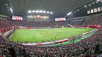 Sapporo Dome merupakan stadion dengan konsep atap tertutup, karena seringnya datang salju disana. Uniknya, lapangan di Sapporo Dome ini dapat dipindahkan keluar stadion agar saat udara cerah rumput terkena cahaya matahari dan mendapat udara segar. (sumber: sapporo-dome)