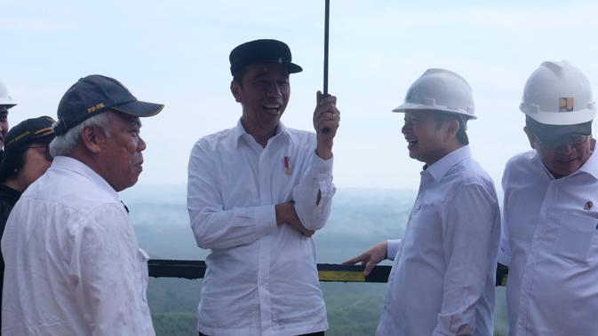 Presiden Jokowi meninjau ibu kota baru di Kecamatan Sepaku, Kabupaten Penajam Paser Utara, Kalimantan Timur, Selasa (17/12/2019).(Liputan6.com/ Lizsa Egeham)