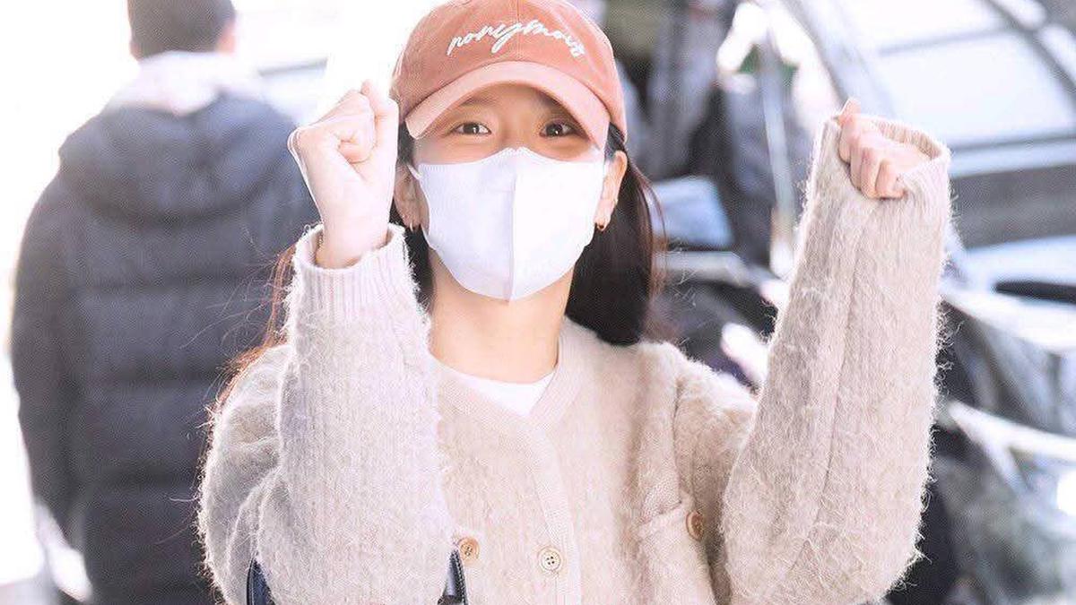 Jisoo BLACKPINK Tampil Kasual Manis dengan Tas Lady Dior dan Gantungan Pikachu Batik Usai Konser “DEADLINE” di Jakarta