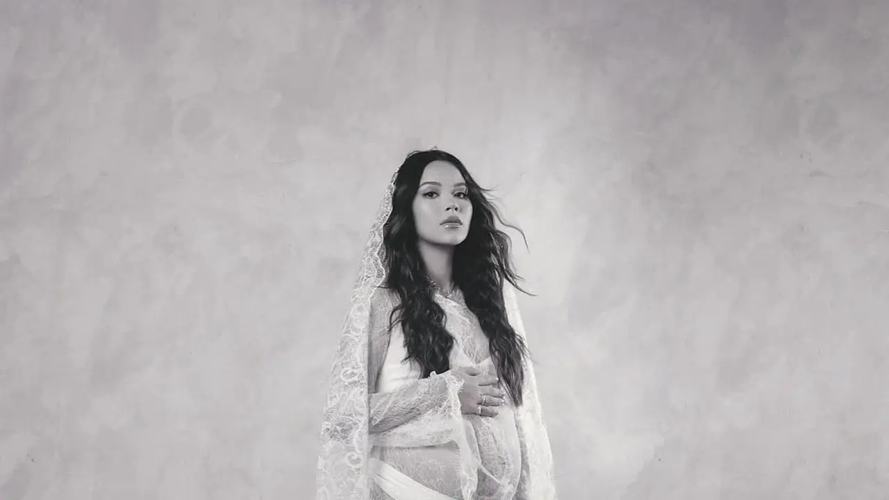 Sebentar Lagi Jadi Ibu,Tampilan Ethereal Alyssa Daguise Dibalut Busana Serba Lace Saat Lakoni Maternity Shoot