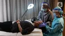 Dokter sedang melakukan perawatan wajah ke pasien di klinik kecantikan ERHA, Jakarta, Jumat (19/06/2020). Perawatan wajah dengan protokol kesehatan tetap menjadi prioritas klinik kecantikan di era new normal saat pandemi COVID-19. (Liputan6.com/Herman Zakharia)