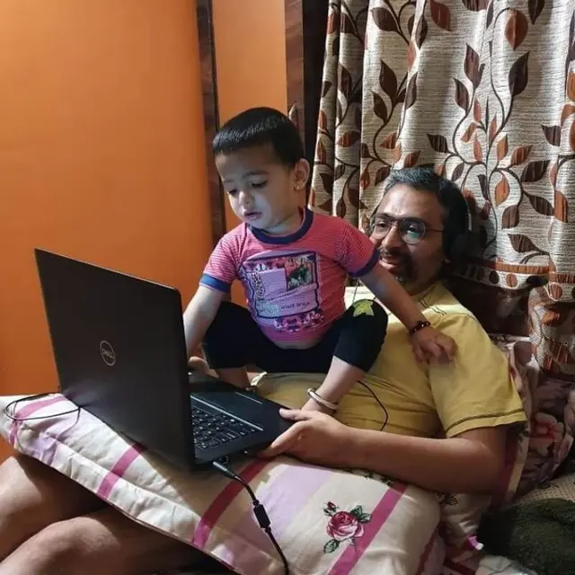7 Potret Nyeleneh Orang Tua Kerja Sambil Momong Anak Ini Ternyata Merepotkan