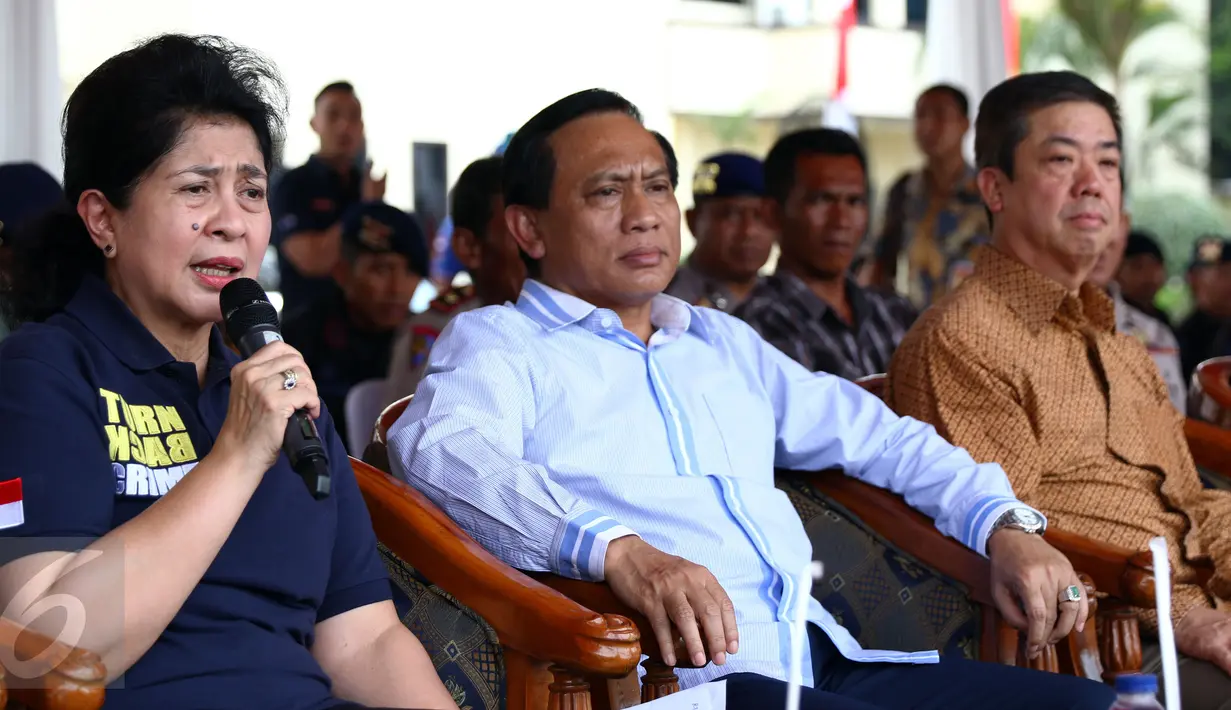 Menkes Nila F Moeloek (kiri) dan Dirut Indosiar, Komjen Pol Imam Sujarwo (tengah) saat menghadiri HUT ke 21 Indosiar, Depok, Sabtu (9/1/2016). Indosiar menggelar bakti sosial dan pengobatan gratis dalam memperingati HUT ke 21. (Liputan6.com/Yoppy Renato)