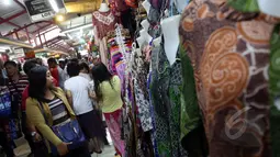 Seorang calon pembeli melihat salah satu dagangan batik yang dijajakan di Pasar Beringharjo, Yogyakarta, Minggu (19/4/2015). Pasar di kawasan Malioboro itu merupakan salah satu pusat penjualan batik yang murah meriah. (Liputan6.com/Helmi Afandi)