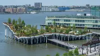 Pemandangan 'Pulau Kecil', taman umum baru dan gratis di Hudson River Park, New York City, Amerika Serikat, 21 Mei 2021. Taman yang diresmikan pada 21 Mei 2021 untuk membahagiakan warga setelah lebih dari satu tahun pandemi tersebut menghabiskan dana sebesar USD 260 juta. (Angela Weiss/AFP)