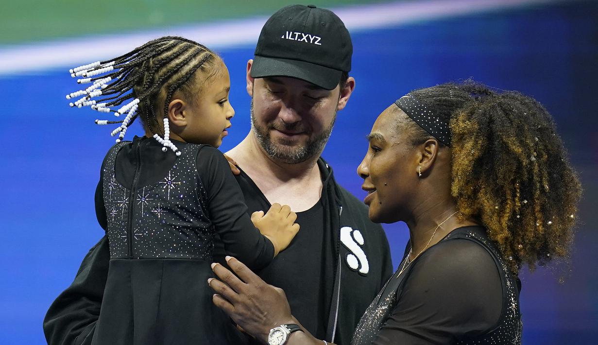 Sementara itu, US Open 2022 ini akan menjadi turnmen terakhirnya di dunia tenis. Serena Williams memilih untuk gantung raket mengingat kariernya yang mulai meredup dan sulitnya bersaing dengan atlet-atlet muda. Selain itu, alasan keluarga mejadi yang utama. (AP/John Minchillo)